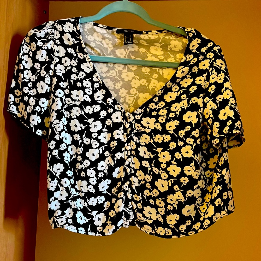 (M) Black & White floral blouse